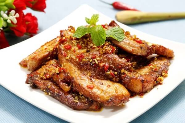 Nên ướp thịt để trong ngăn mát khoảng 30 phút đến 1 giờ trước khi nướng