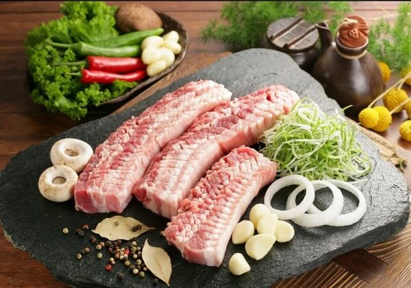 Chọn thịt nướng có màu tươi, độ đàn hồi tốt, tỷ lệ mỡ, nạc cân đối