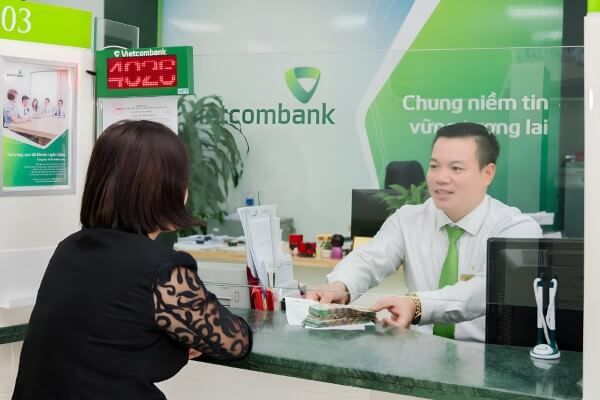 Liên hệ tổng đài hoặc đến trực tiếp quầy giao dịch Vietcombank