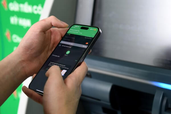 Trang bị điện thoại thông minh để tiện cho công việc và liên lạc hàng ngày