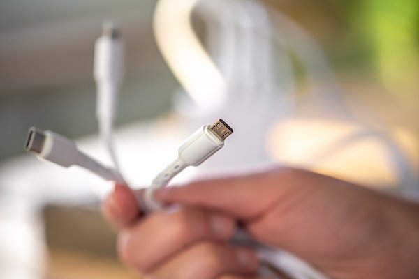 Cáp sạc nhanh được phân loại theo công suất, đầu kết nối và tốc độ truyền dữ liệu