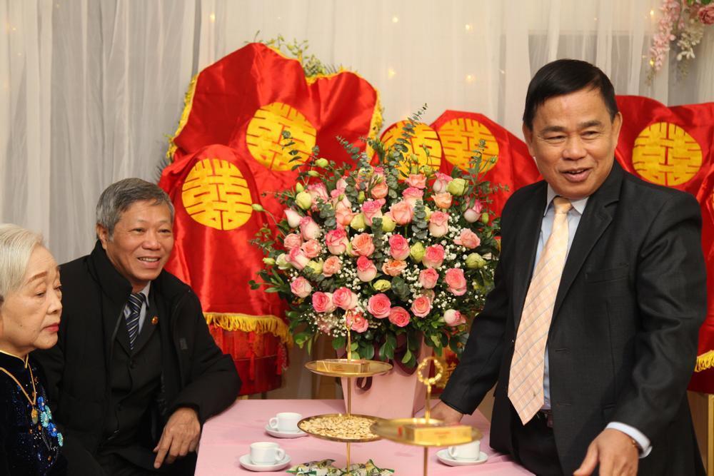 Cha mẹ, ông bà hoặc người trưởng bối có thể được gia đình lựa chọn làm đại diện phát biểu trong lễ ăn hỏi