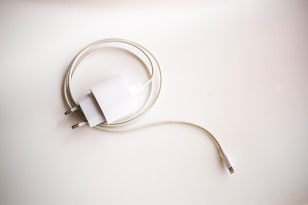 Chọn củ sạc Apple cần ưu tiên nguồn gốc rõ ràng, công suất phù hợp, khả năng tương thích và chính sách bảo hành minh bạch