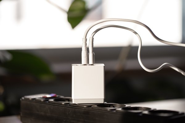 Chọn củ sạc USB cần dựa trên công suất, chuẩn sạc nhanh, cổng kết nối, số lượng cổng và các tính năng an toàn