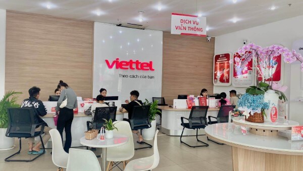 Đến cửa hàng Viettel để được nhân viên hỗ trợ kiểm tra và đăng ký chuyển vùng