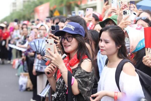 Chọn mua và sử dụng điện thoại có camera tốt khi đi xem chương trình