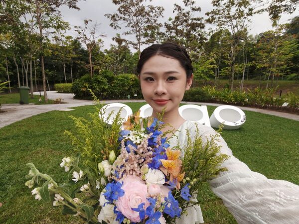 Mặt trước sở hữu camera selfie 50MP đạt góc nhìn siêu rộng 100° FOV