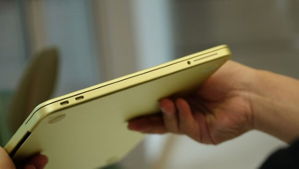 MacBook Neo có kích thước mỏng nhẹ dày 1,27 cm và nặng 1,23 kg