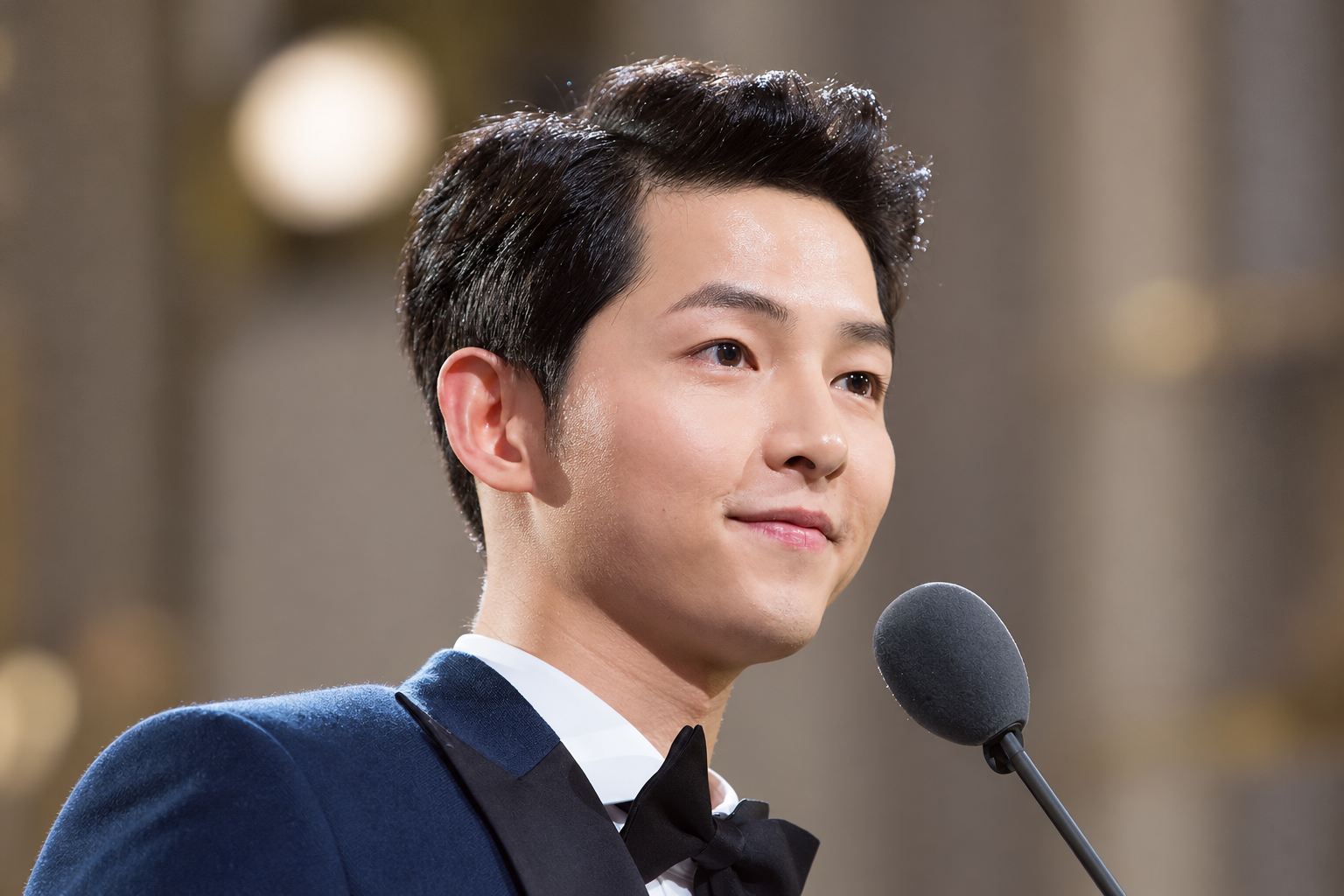 Song Joong Ki (sinh năm 1985 tại Daejeon) có biệt danh "Korea's DiCaprio" và từng bước ra từ chương trình Running Man (2010 - 2011)