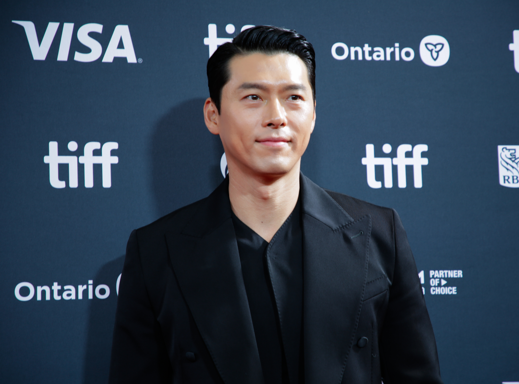 Hyun Bin (sinh năm 1982 tại Seoul, tên thật Kim Tae Pyung) là ngôi sao kỳ cựu từng làm đại sứ toàn cầu Omega, gương mặt Hàn Quốc đầu tiên giữ vị trí này