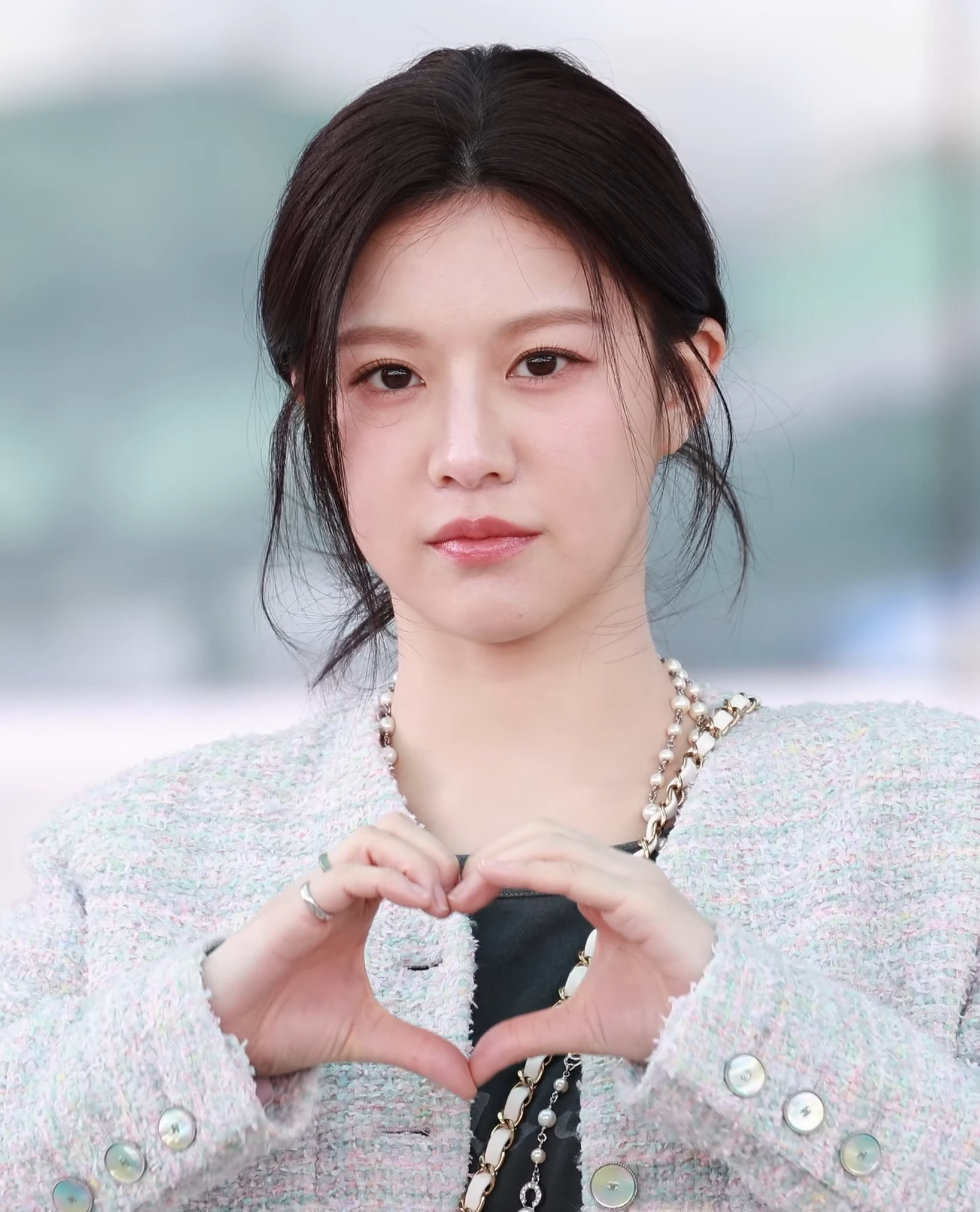 Go Youn Jung (sinh năm 1996 tại Seoul) được phát hiện khi chụp ảnh cho tạp chí University Tomorrow, rồi debut diễn xuất năm 2019 với He Is Psychometric