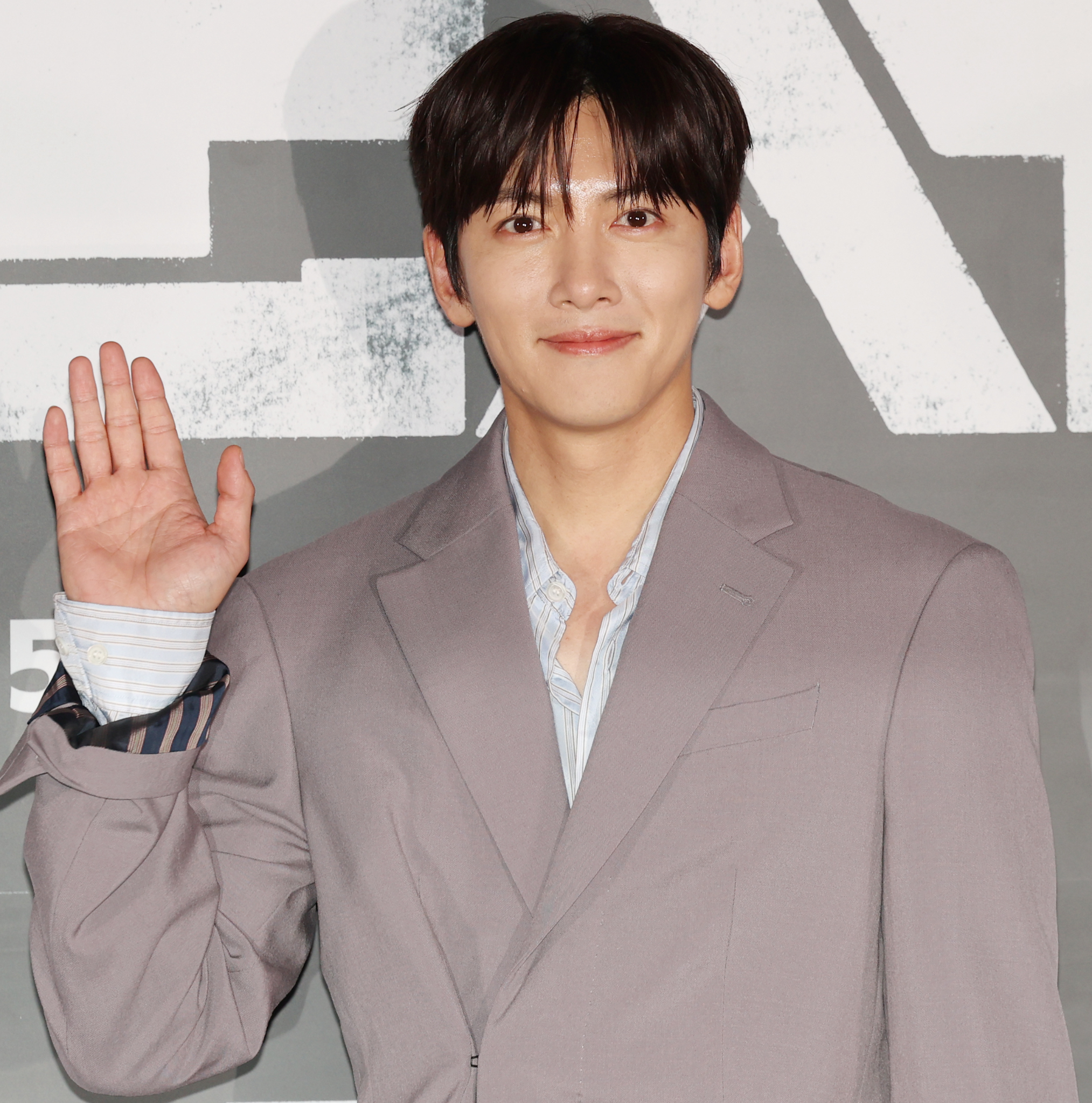 Ji Chang Wook (sinh năm 1987 tại Anyang) khởi nghiệp từ nhạc kịch trước khi chuyển sang màn ảnh, và được biết đến là nam thần của dòng phim hành động kết hợp lãng mạn