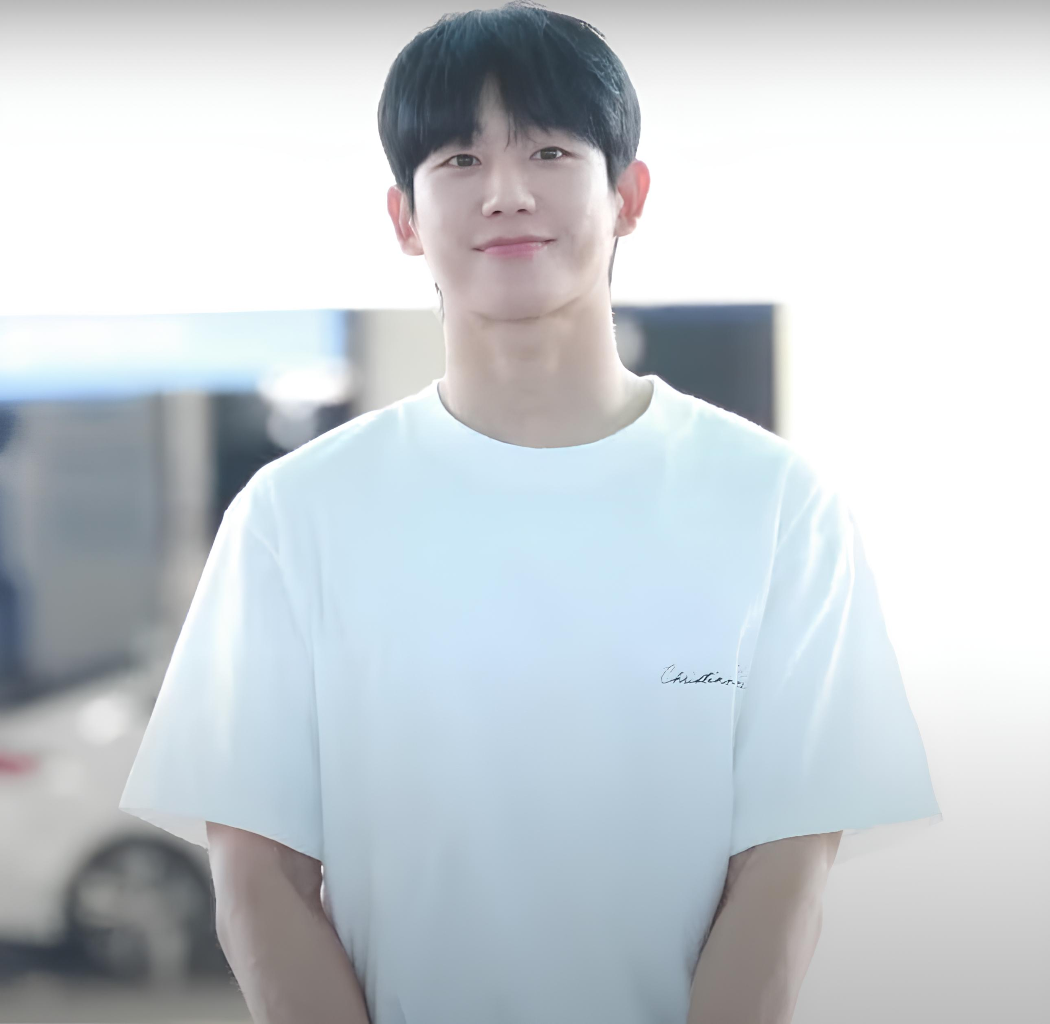 Jung Hae In (sinh năm 1988 tại Seoul) debut khá muộn, ở tuổi 26 với phim Bride of the Century (2014)