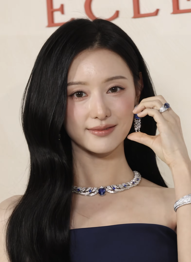 Kim Ji Won tạo dấu ấn với vai Yoon Myung Joo trong Hậu duệ mặt trời (2016)