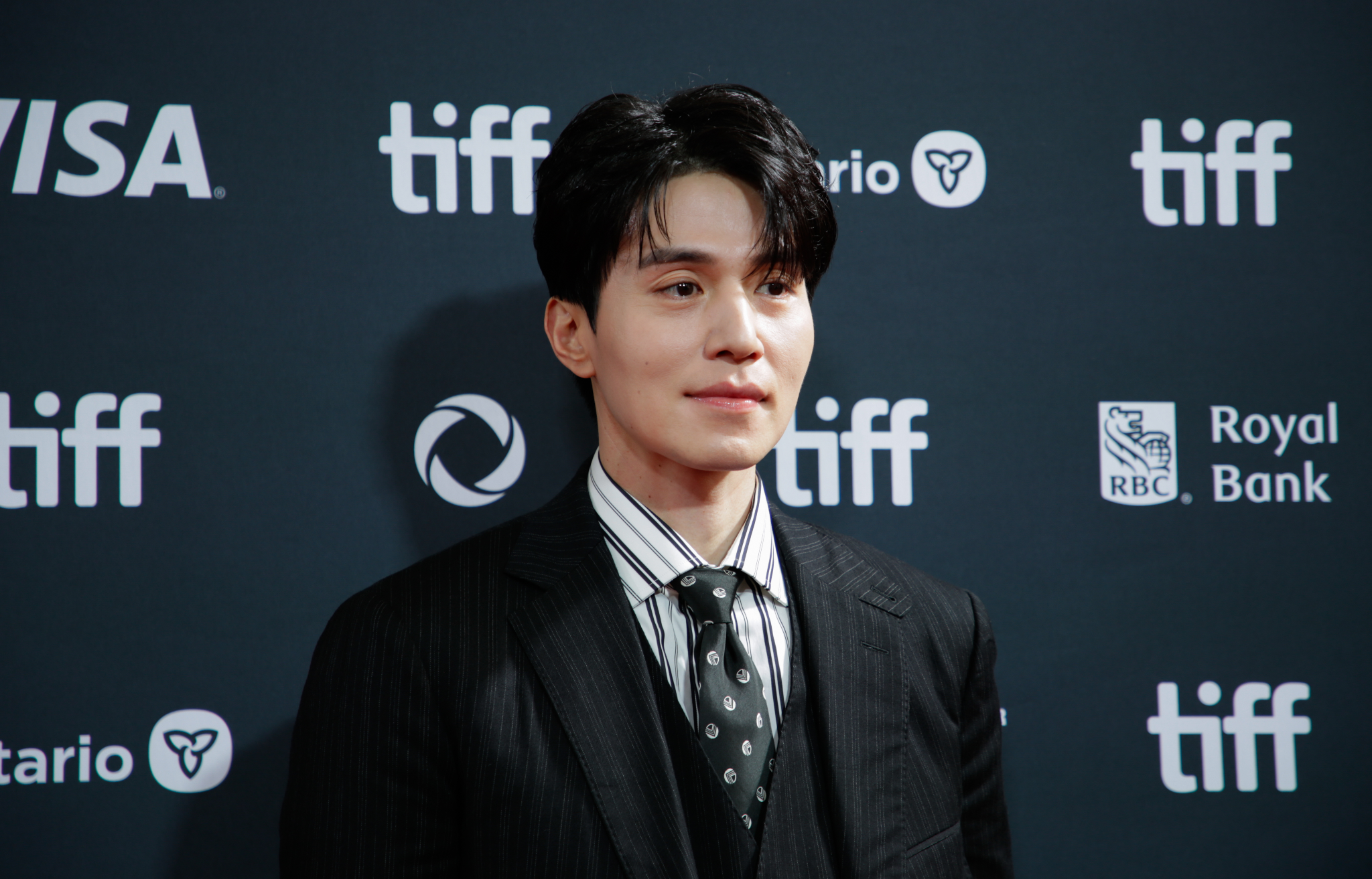 Lee Dong Wook (sinh năm 1981 tại Seoul) xuất thân người mẫu: anh đoạt giải lớn cuộc thi người mẫu V-NESS năm 1999 rồi debut diễn xuất cùng năm
