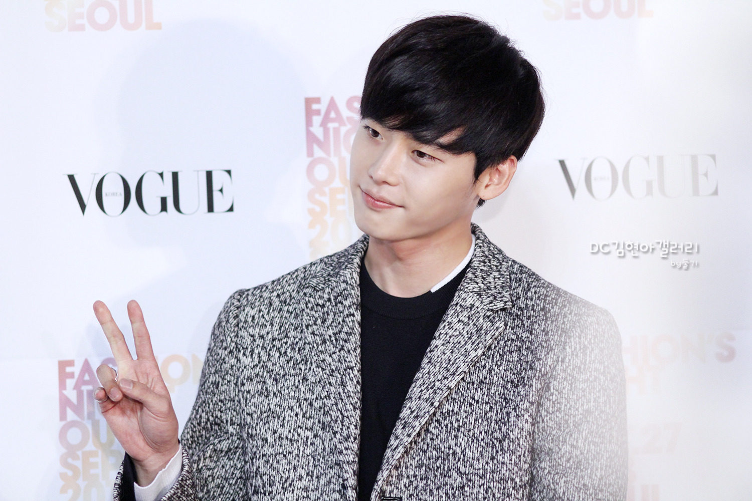 Lee Jong Suk (sinh năm 1989 tại Yongin) bắt đầu sự nghiệp người mẫu từ năm 15 tuổi và là người mẫu nam trẻ nhất từng đi catwalk tại Seoul Collection 2005