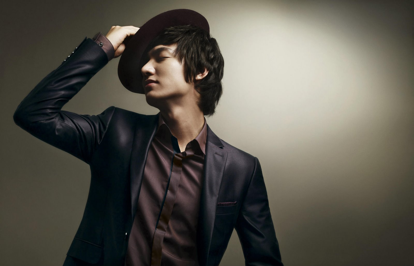 Diễn viên Hàn Quốc Lee Min Ho (sinh năm 1987) xuất thân là người mẫu rồi bước vào diễn xuất từ năm 2006, trở thành biểu tượng Hallyu toàn cầu