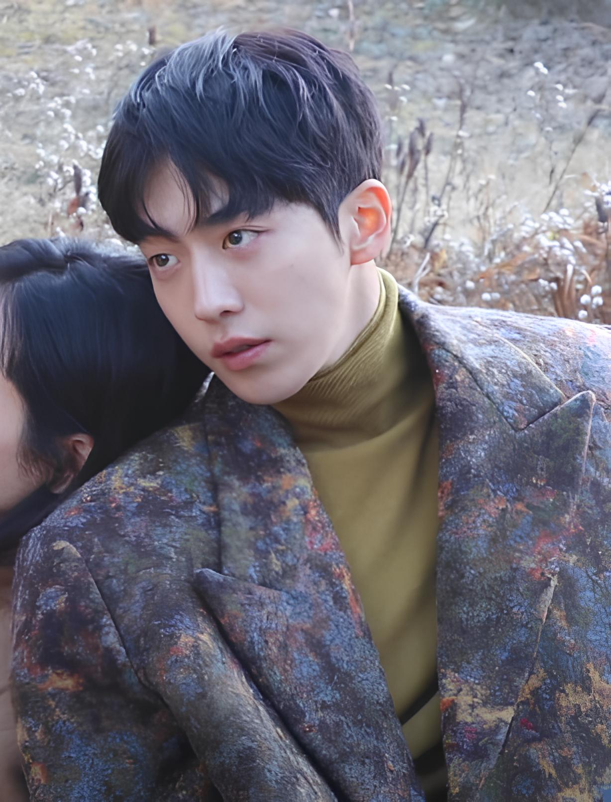 Nam Joo Hyuk (sinh năm 1994 tại Busan) xuất thân người mẫu: anh thắng một cuộc thi Top Model rồi ra mắt trên sàn diễn năm 2013