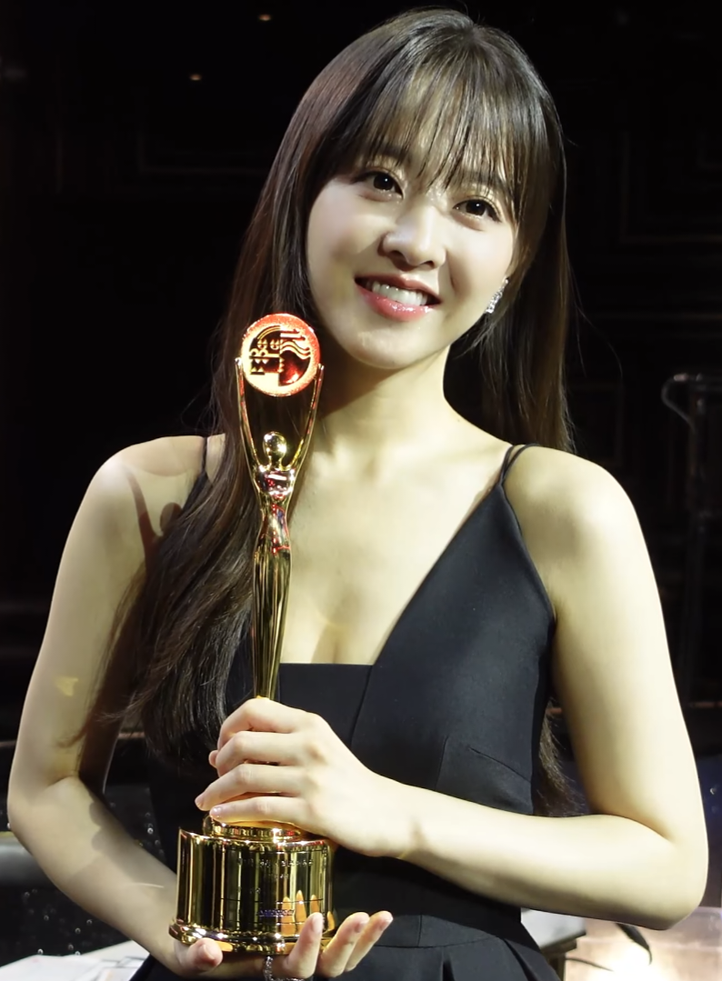 Park Bo Young (sinh năm 1990 tại Jeungpyeong) được gọi là "em gái quốc dân" sau phim Scandal Makers (2008) và "nữ hoàng phim lãng mạn hài"