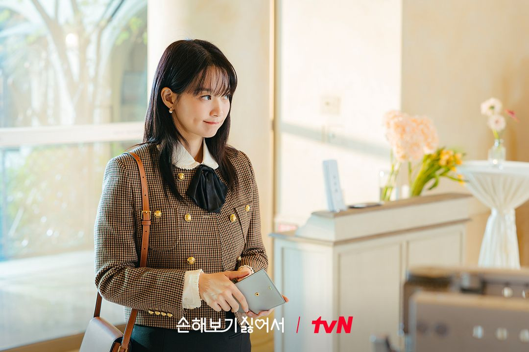 Shin Min Ah (tên thật Yang Min A, sinh năm 1984 tại Yecheon) được nhớ đến với vai Gu Mi Ho trong Bạn gái tôi là hồ ly (2010)