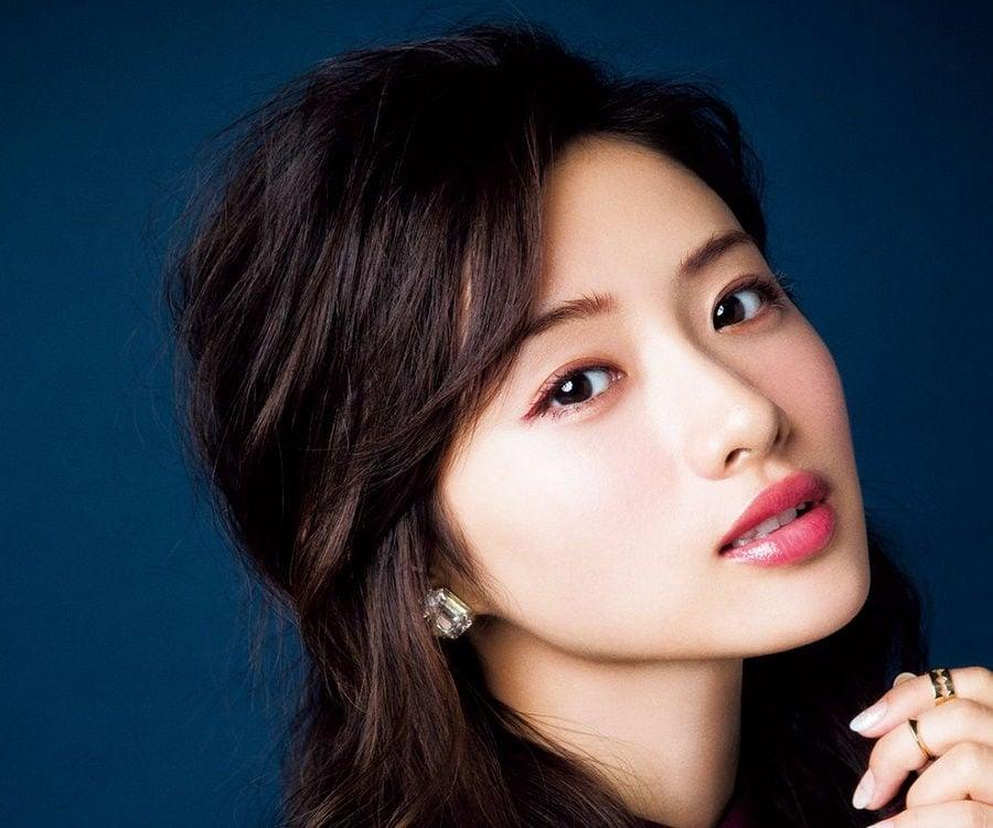 Ishihara Satomi nổi bật với đôi mắt biểu cảm, nụ cười ngọt ngào và phong cách thời trang nữ tính.
