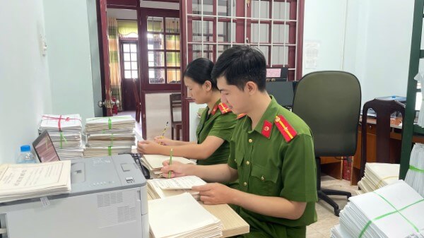Mang theo giấy tờ tùy thân và điện thoại có cài đặt VNeID đến cơ quan Công an