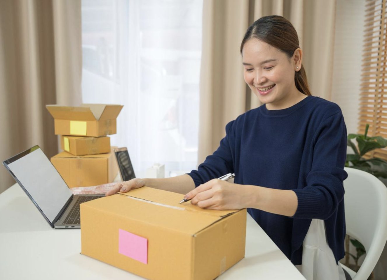 Đóng gói bưu kiện đúng kích thước và kiểm tra thông tin người nhận giúp hạn chế sai sót trong quá trình vận chuyển