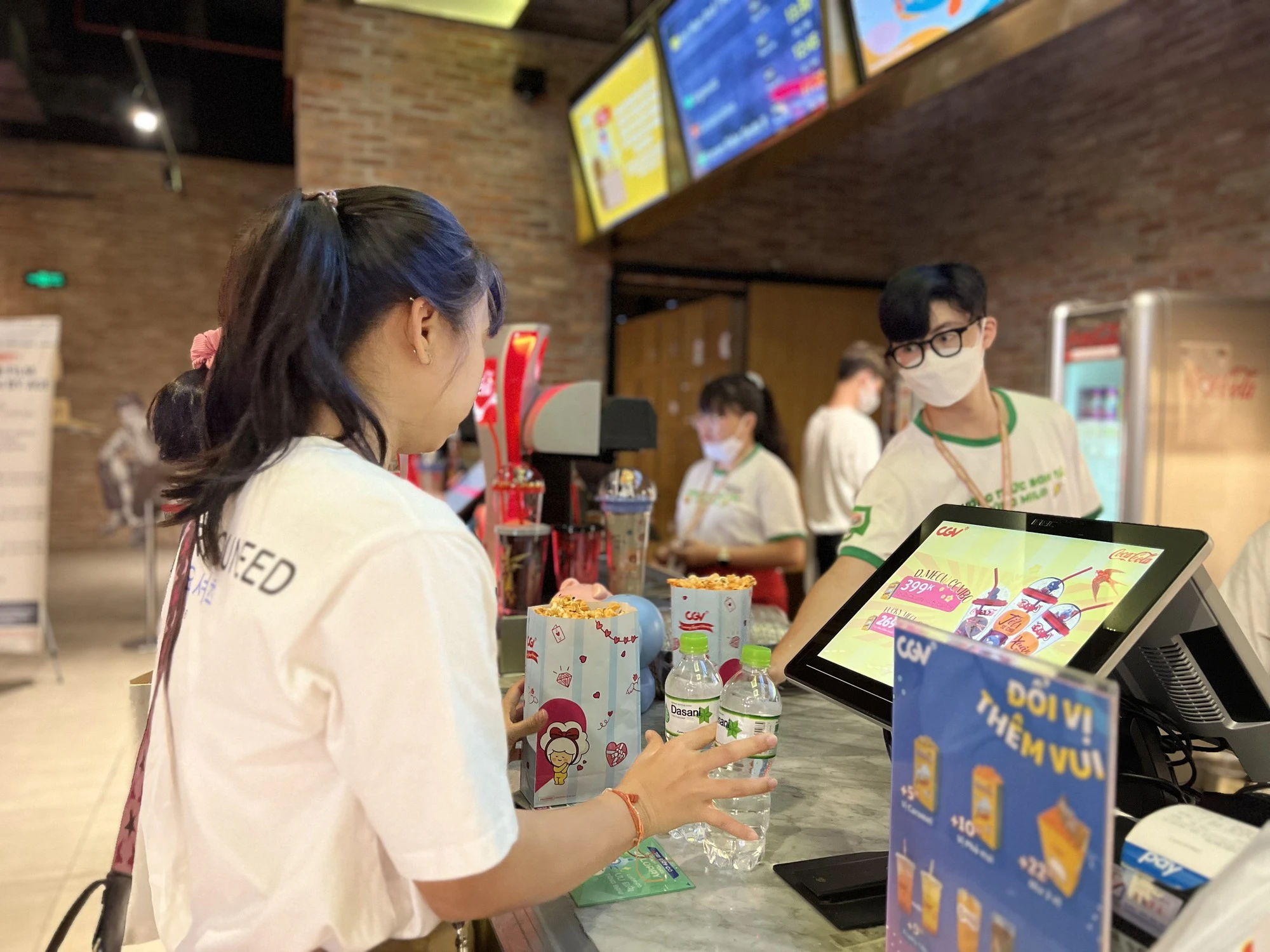 Mua xong khách hàng thanh toán và nhận ngay tại quầy