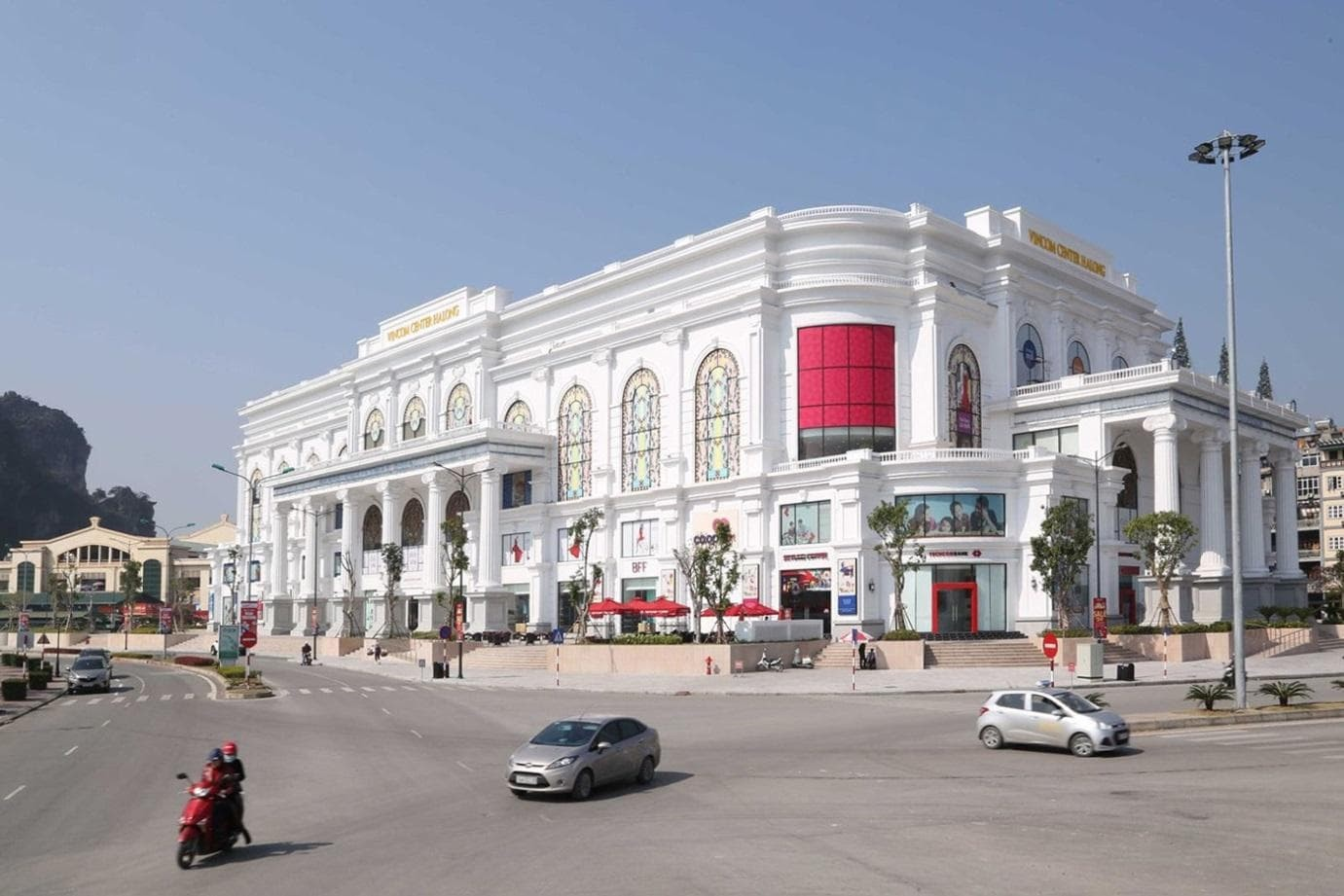 CGV Vincom Hạ Long niêm yết riêng giá vé người lớn, vé ưu đãi và các khoản phụ thu.