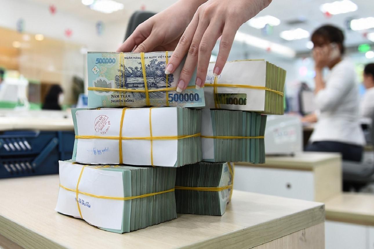 Giấc mơ thấy rất nhiều tiền thường được liên hệ với tham vọng, cơ hội tài chính và mong muốn đạt thành tựu.