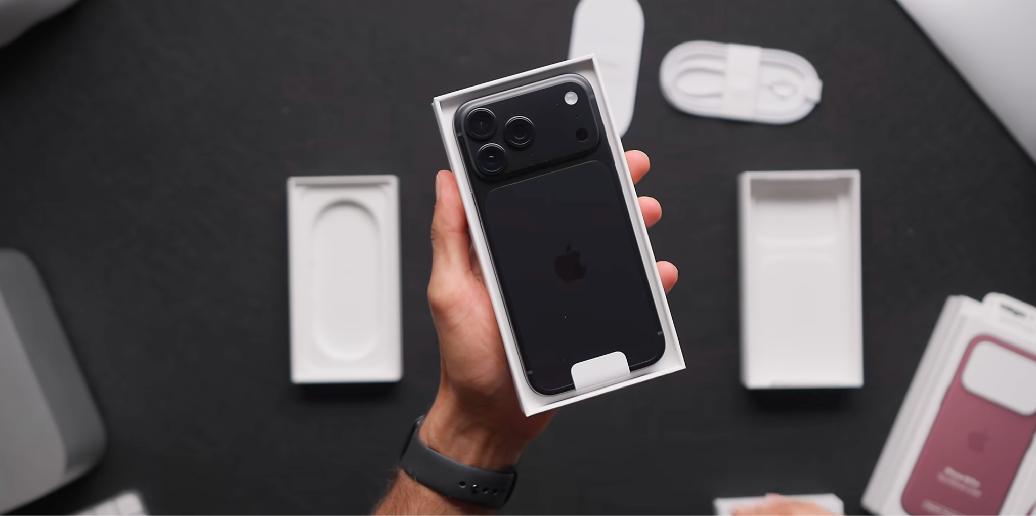 Hộp iPhone 18 Pro Max trên video đập hộp iPhone 18 Pro Max màu đen của kênh Mrwhosetheboss