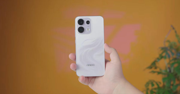 Cụm camera ba ống kính với camera tele 50MP trên Reno 16F