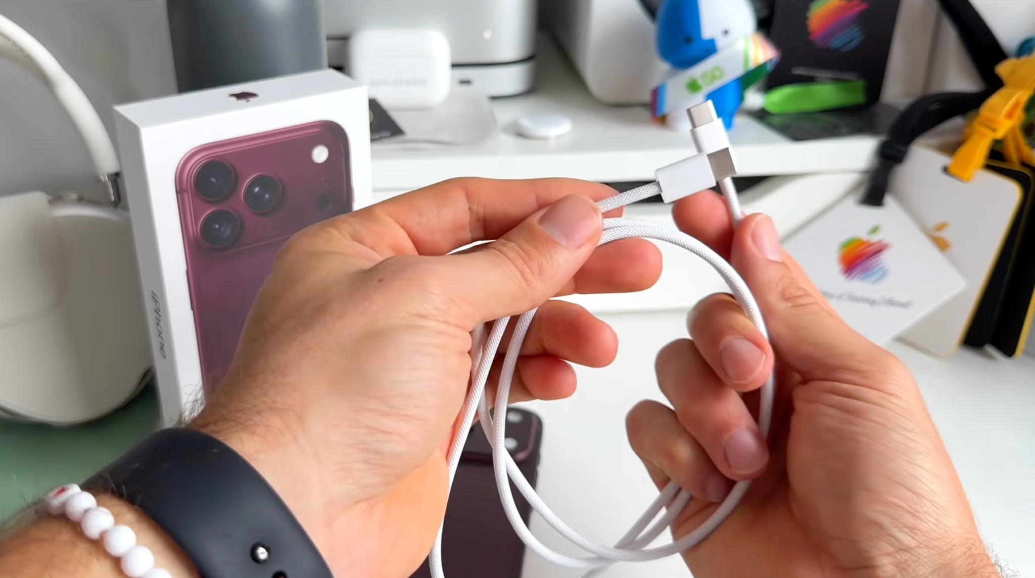 Cáp sạc iPhone 18 Pro được trang bị sẵn trong hộp, hỗ trợ sạc nhanh tốc độ cao (Youtube AppleDsign)