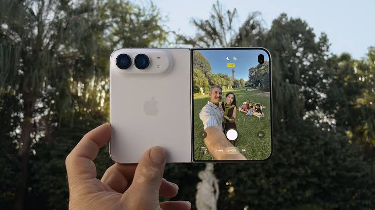 iPhone Duo có thể sử dụng camera sau để chụp ảnh trong khi màn hình ngoài hiển thị hình ảnh xem trước