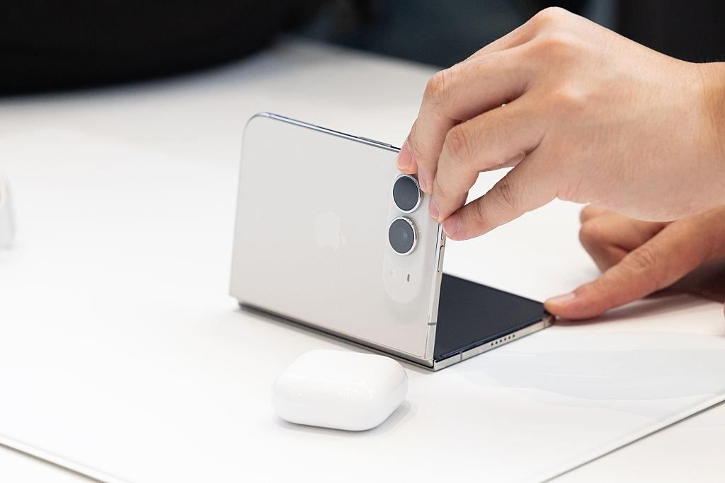 Thử nghiệm iPhone Duo trên tay với bản lề gập