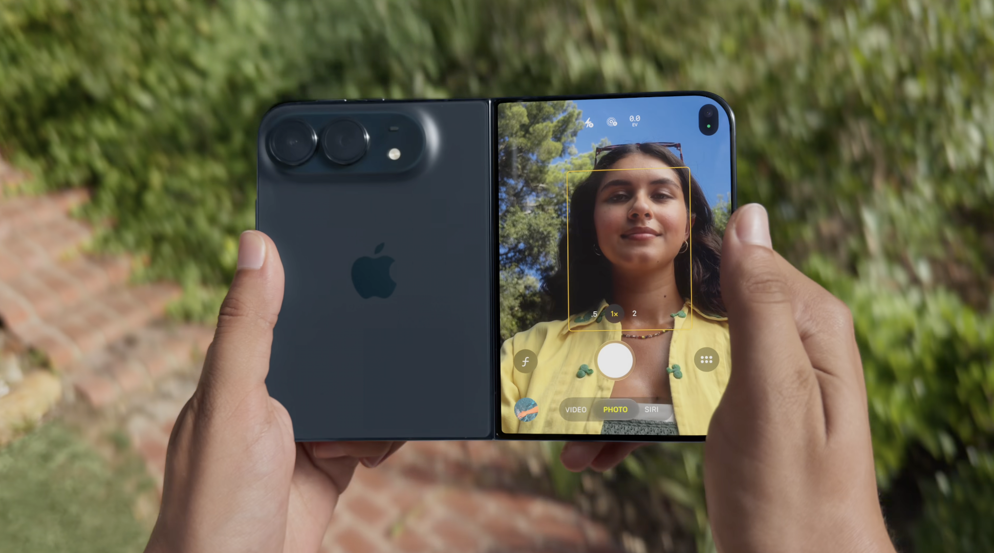 Thay vì thiết kế notch hay Dynamic Island như các dòng iPhone thông thường, Apple đã giấu camera selfie của màn hình trong ngay bên dưới lớp nền hiển thị