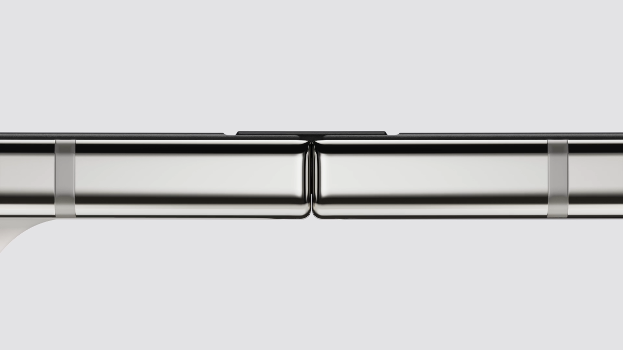 Cận cảnh phần bản lề và khung viền titan cao cấp được chế tác tỉ mỉ trên iPhone Duo
