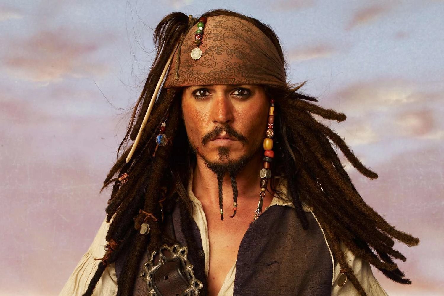 Johnny Depp được biết đến qua vai Jack Sparrow trong loạt phim Pirates of the Caribbean.