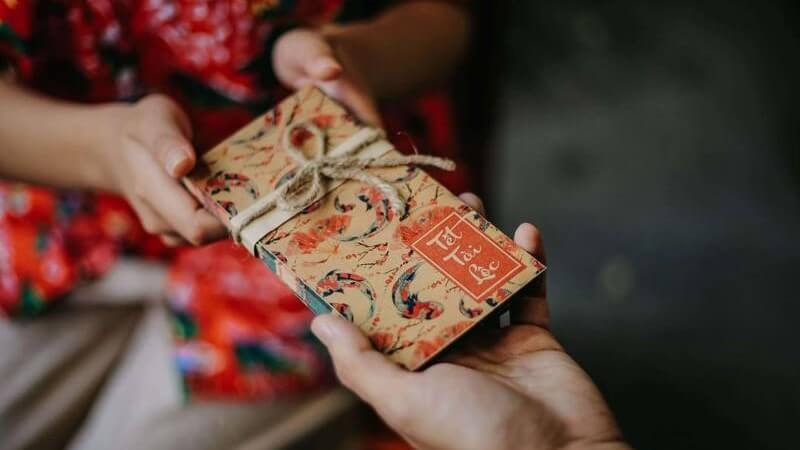 Khai xuân là mở cửa làm việc hoặc mở cửa kinh doanlại sau kỳ nghỉ Tết