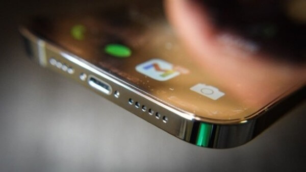 Tiến hành vệ sinh khe loa iPhone 12 Pro Max đúng cách