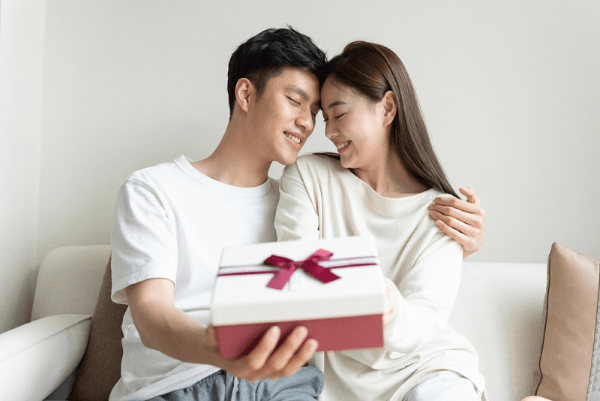 Chọn những món quà tặng đi kèm lời chúc dành cho vợ