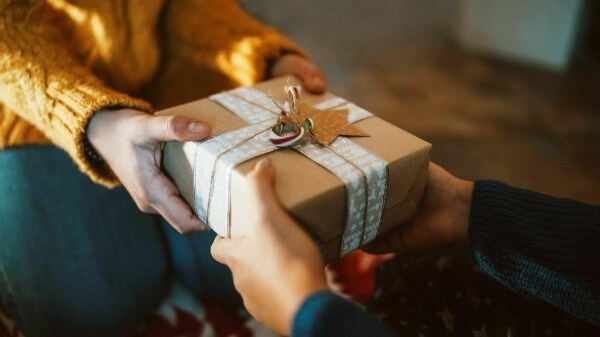 Hãy thử gửi lời chúc kèm quà tặng gây bất ngờ cho người yêu