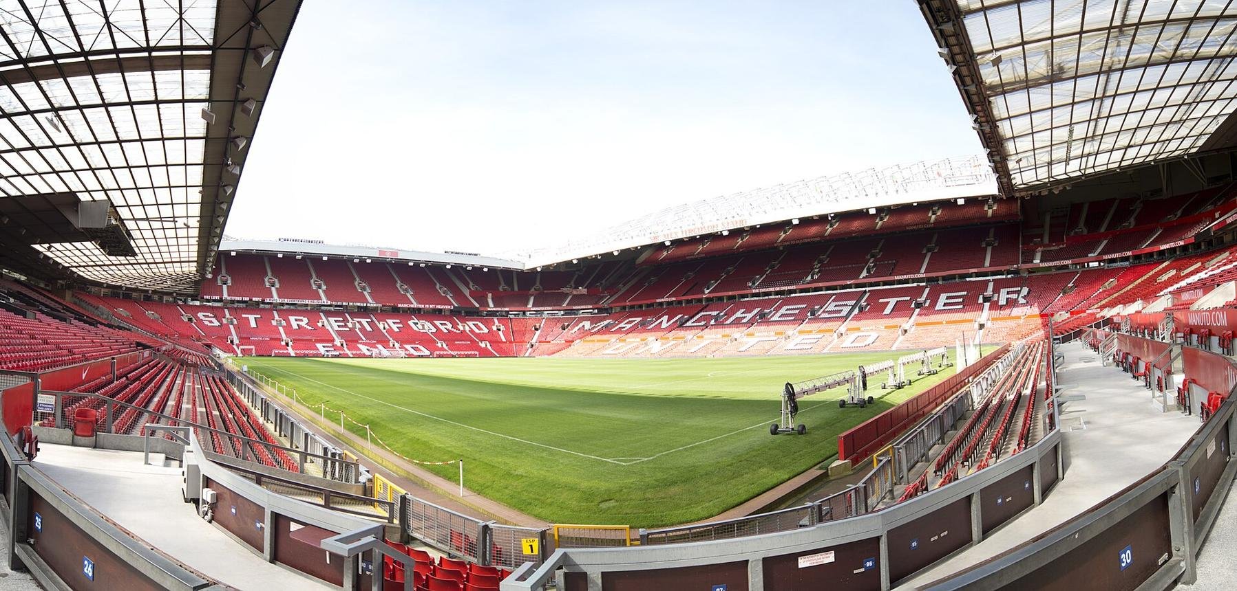 Manchester United cần cải thiện sự ổn định trước chuyến làm khách tại London. Ảnh sân Old Trafford: Steven Haslington, Wikimedia Commons.