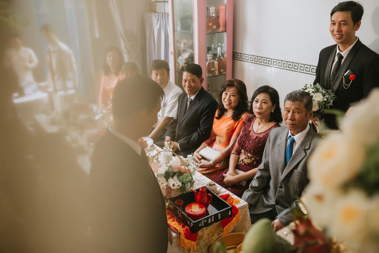 Mẫu phát biểu truyền thống nhà gái có đầy đủ lời chào, tiếp nhận lễ vật, chấp thuận hôn sự và chúc phúc