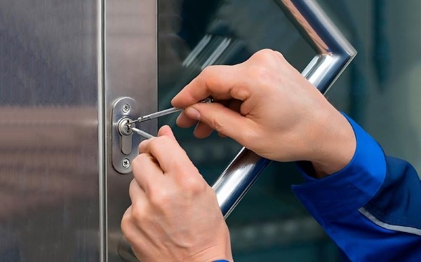 Sử dụng kìm nhỏ nếu đầu chìa khóa bị gãy còn nhô ra