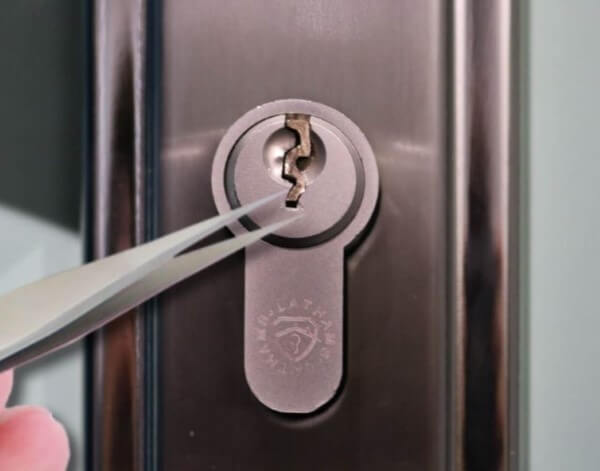 Sử dụng nhíp để lấy mảnh chìa khóa nhỏ còn trong ổ