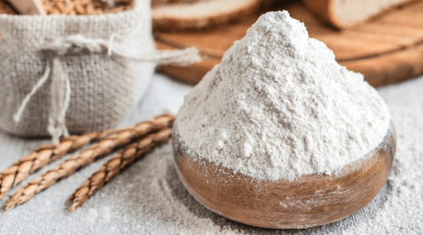 Áo một lớp bột mì hoặc bột bắp mỏng lên bề mặt cá