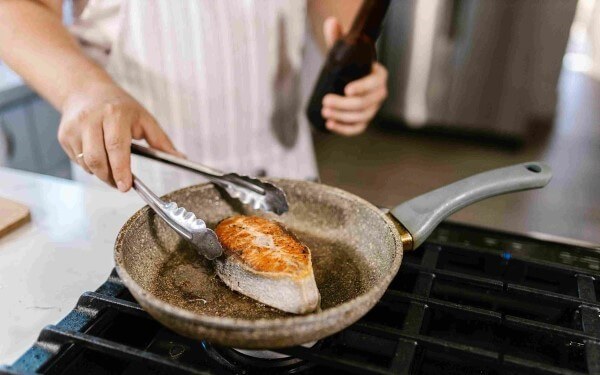 Chú ý chỉnh nhiệt độ lửa phù hợp trong quá trình rán cá