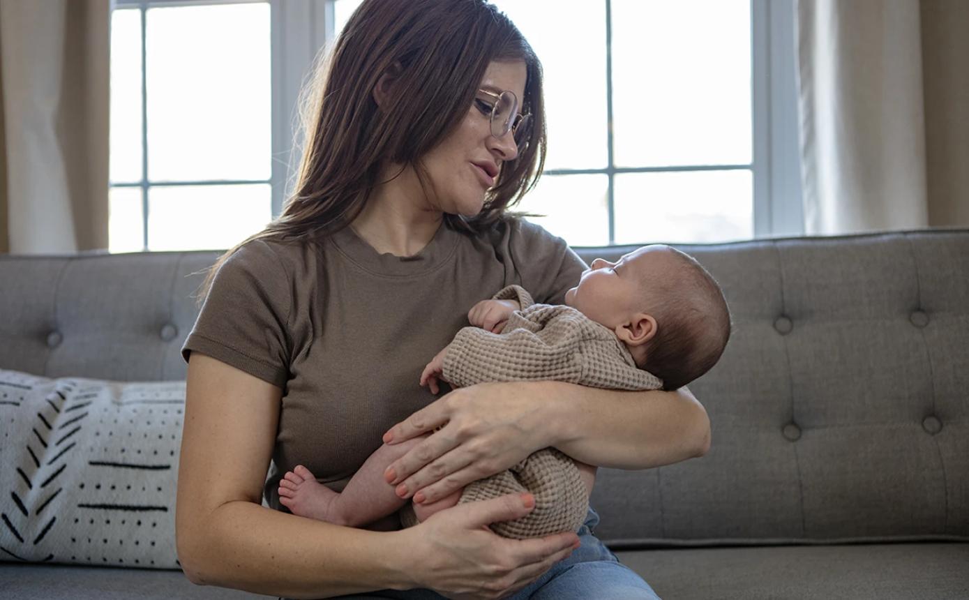 Mơ thấy mình bế trẻ con thường được xem là điềm báo về một trách nhiệm mới hoặc cơ hội chăm sóc, nuôi dưỡng điều quan trọng