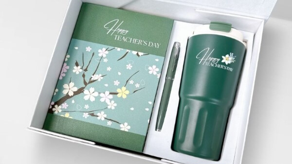 Một số món quà 20/11 dành tặng thầy cô thực tế đi kèm bài hát